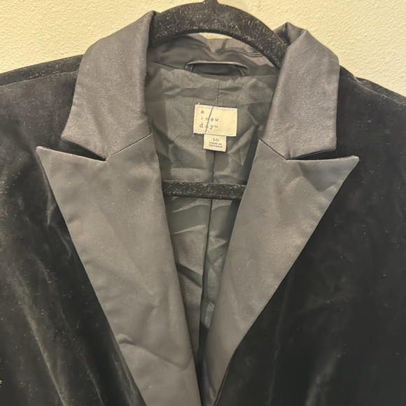 Velvet Blazer - Picture 2 of 3
